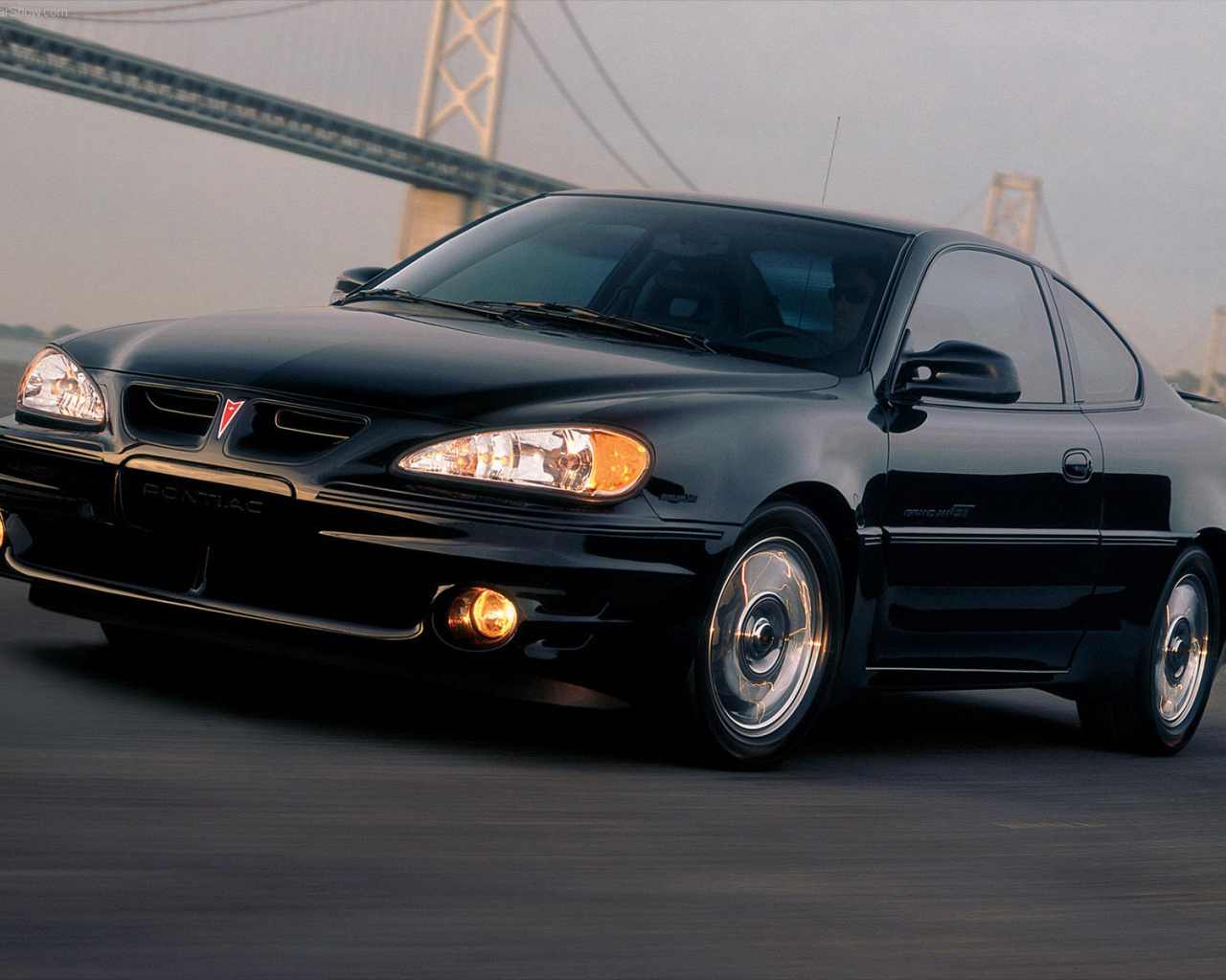 Автомобиль Pontiac Grand Am на дороге