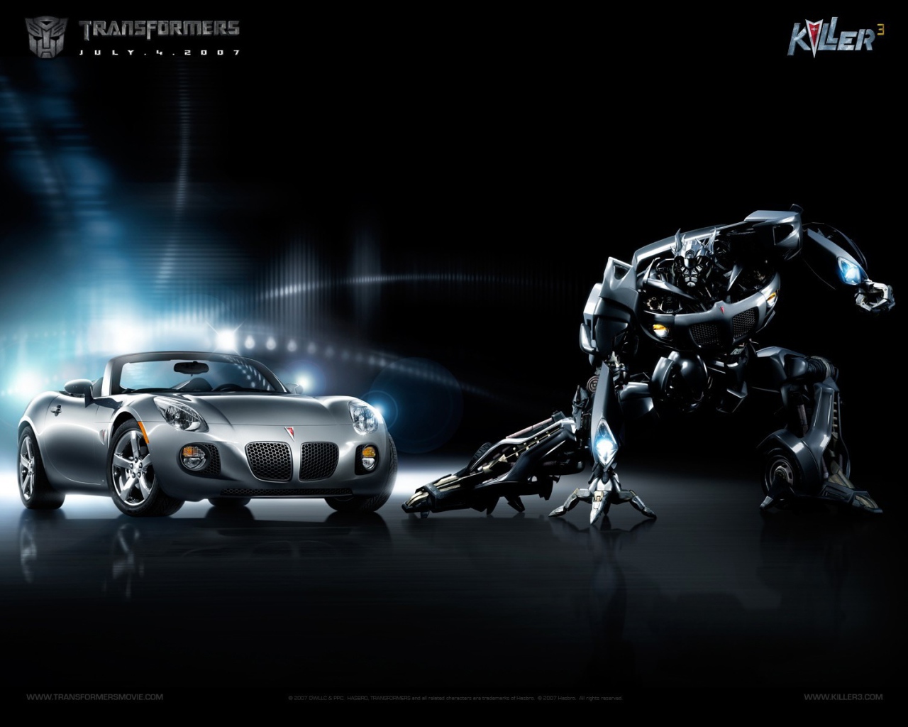 Автомобиль Pontiac Solstice на дороге