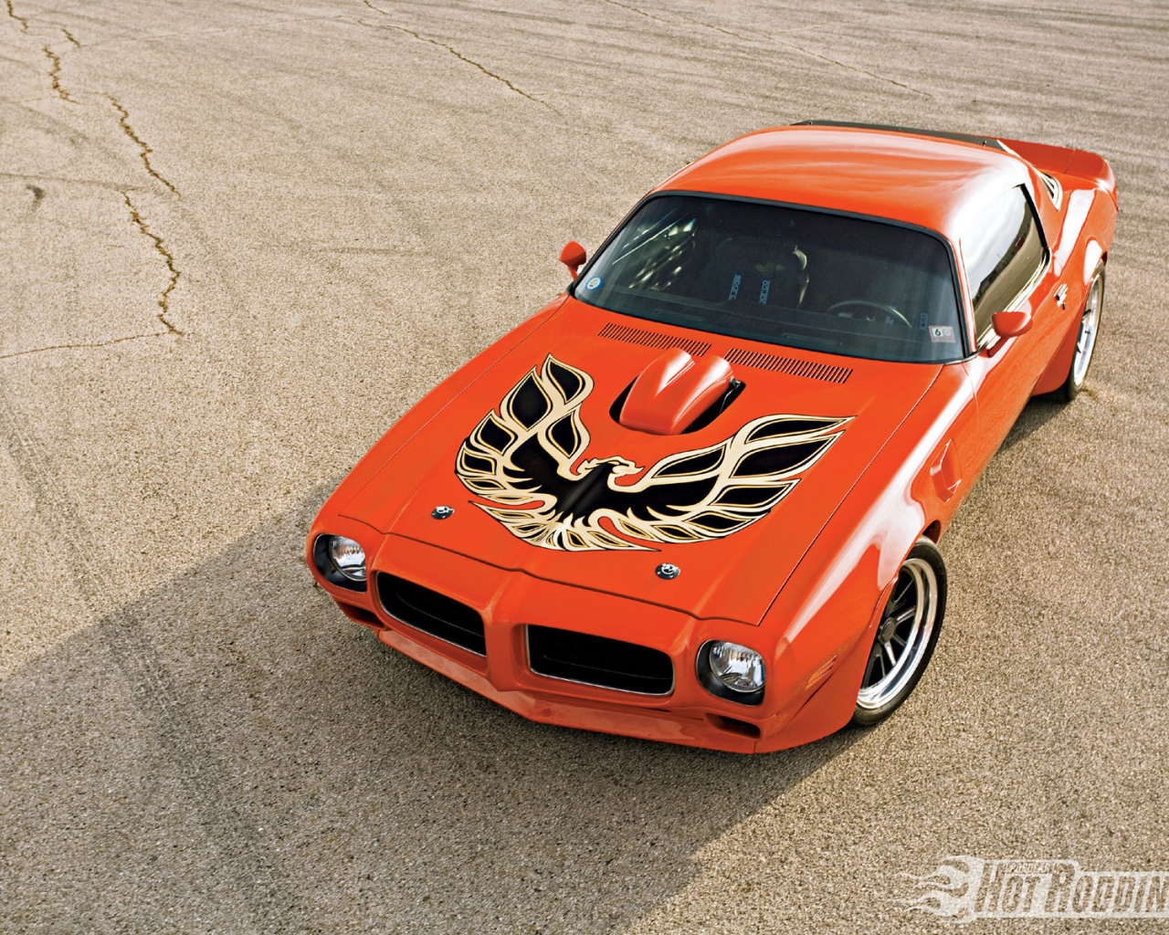 Автомобиль Pontiac Trans Am на дороге