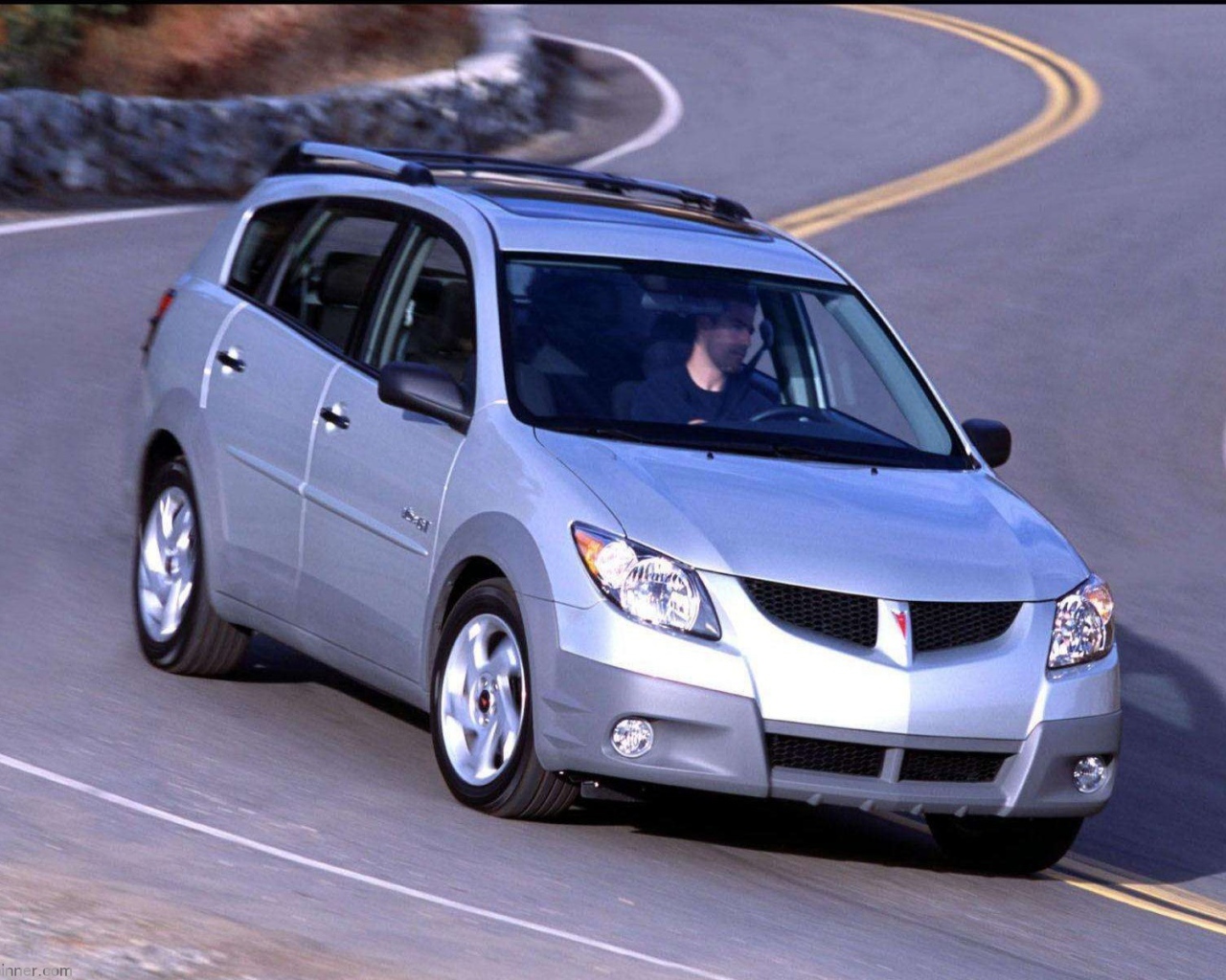 Автомобиль Pontiac Vibe на дороге