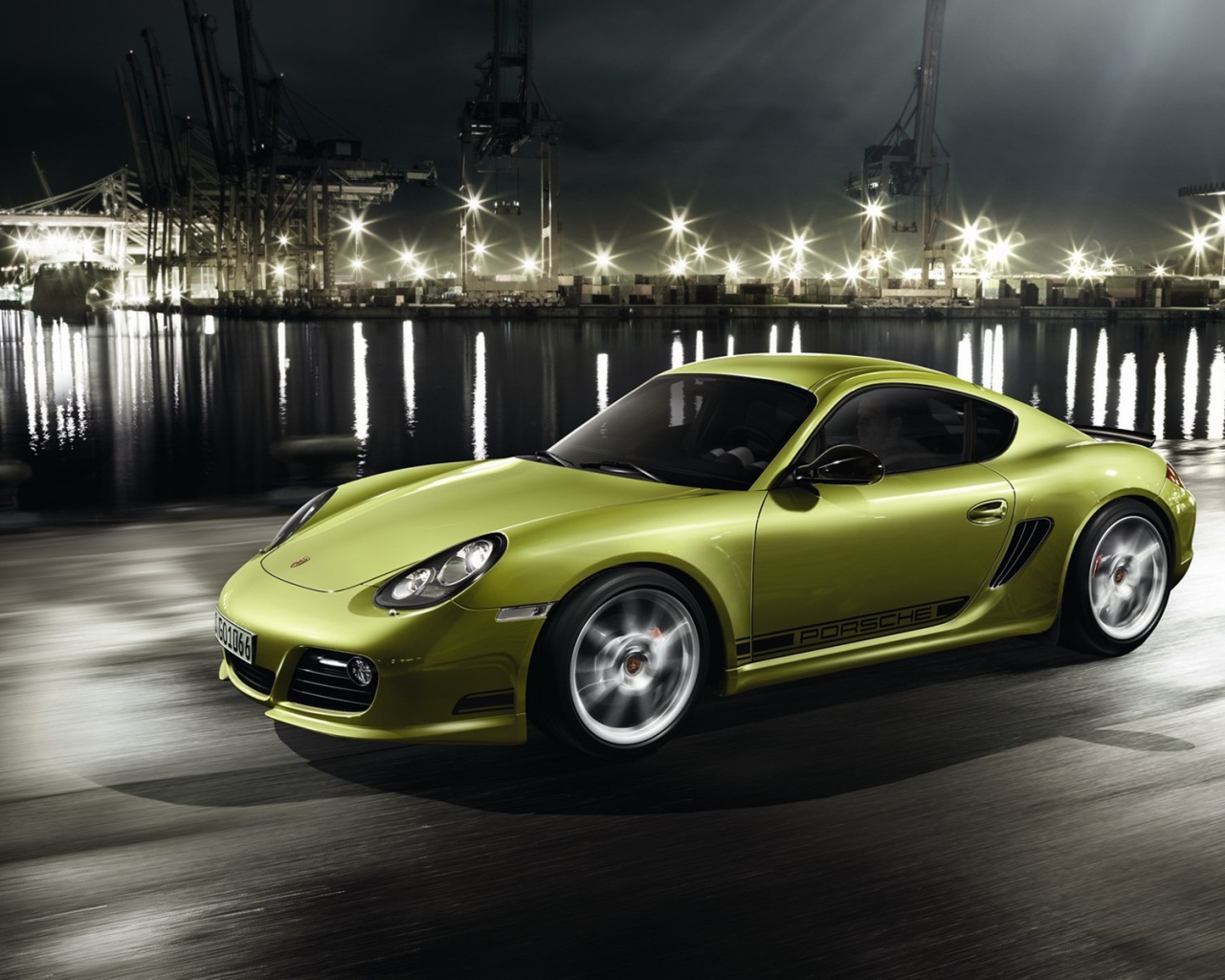 Зеленый Porsche Cayman R