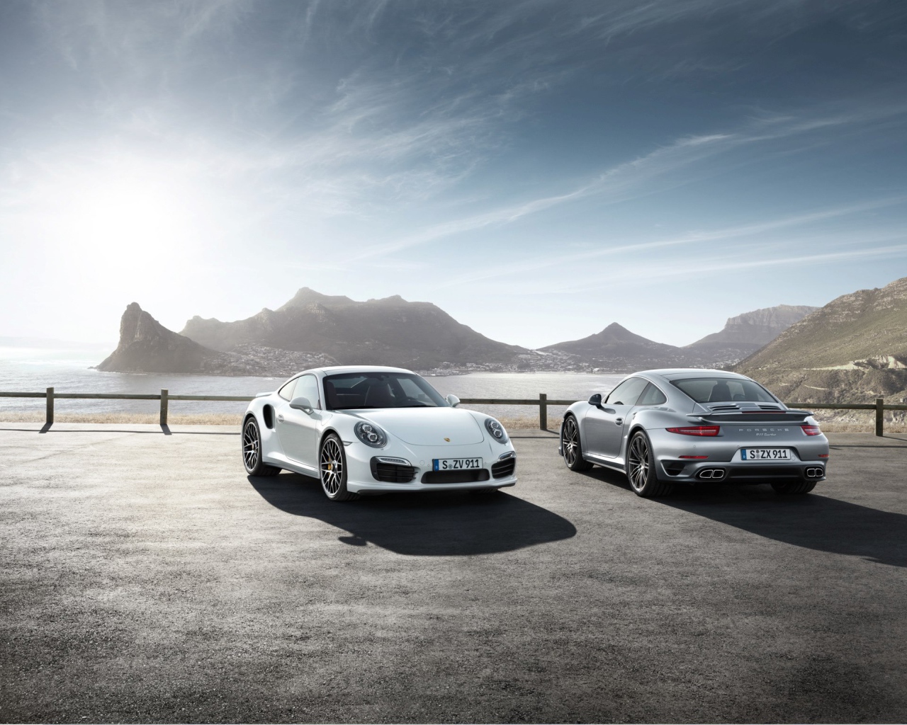 Красивый автомобиль Porsche 911 Turbo 2014