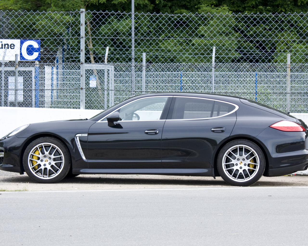 Черный Porsche Panamera