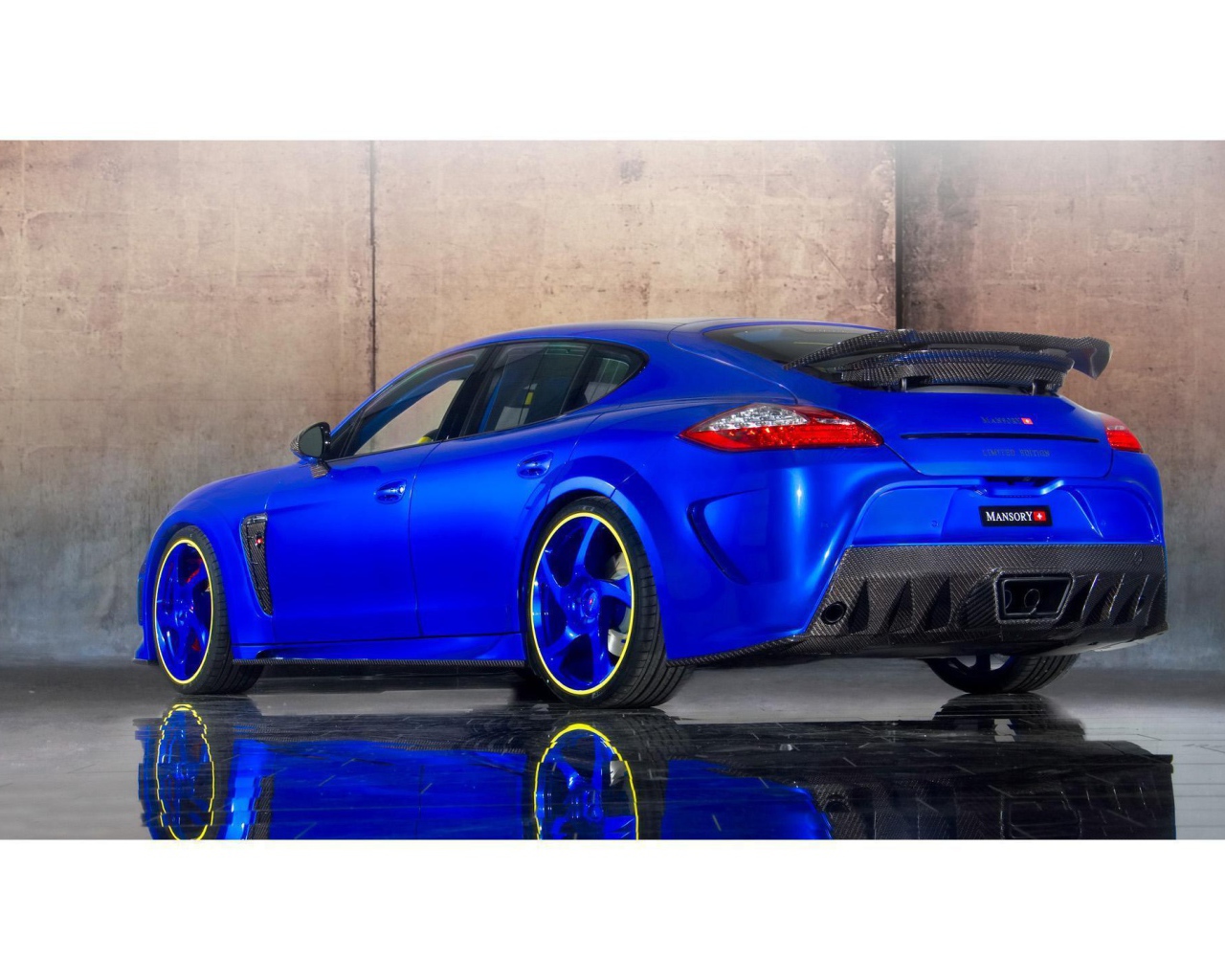 Синий Porsche Panamera