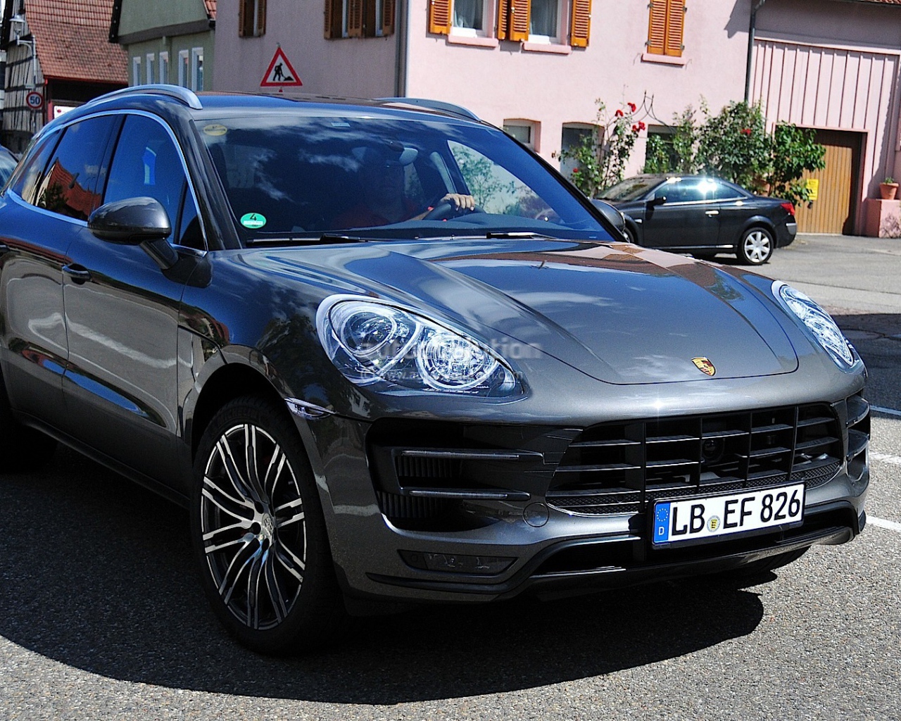 Городской пейзаж с Porsche Macan