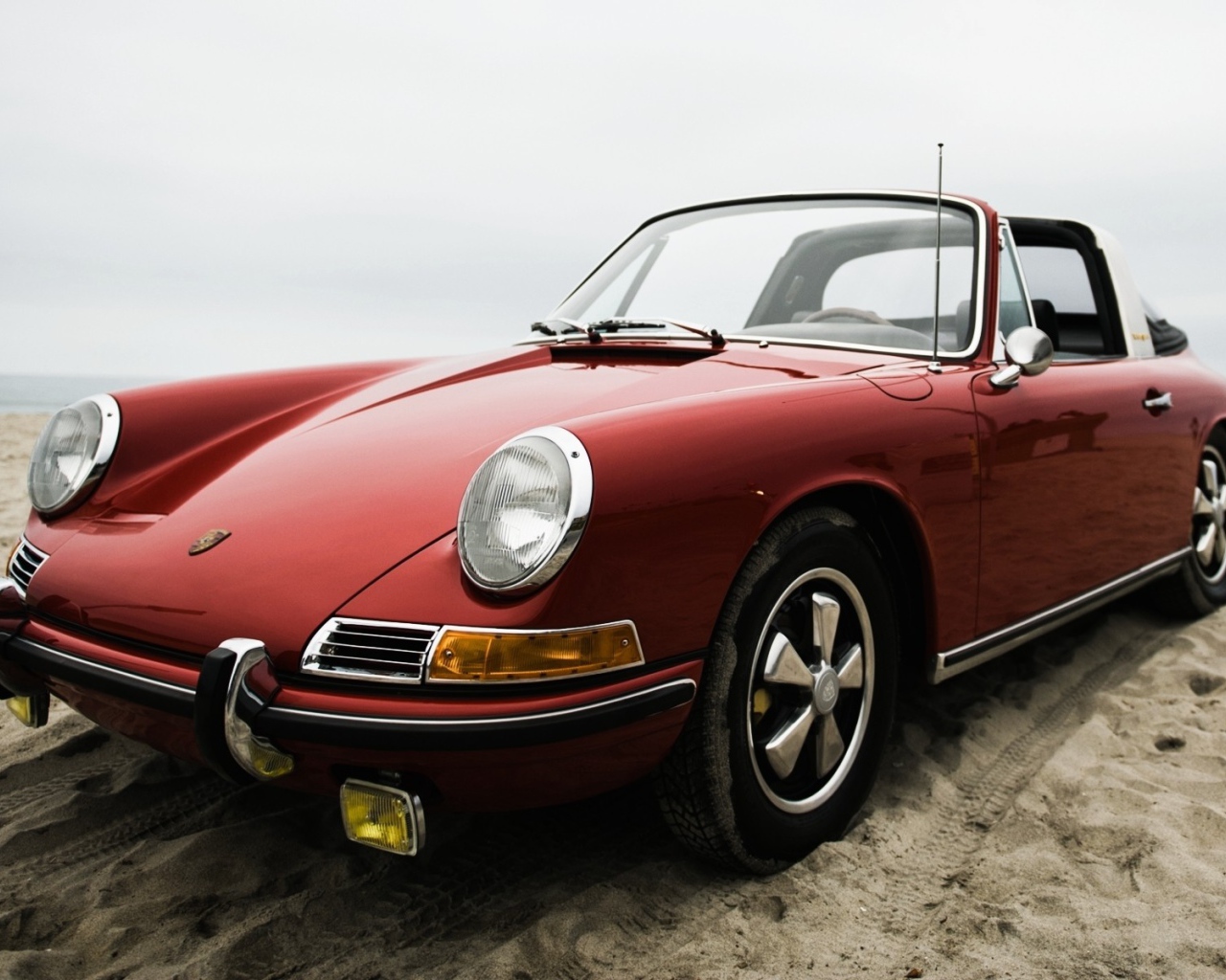 Старый Порш на пляже
