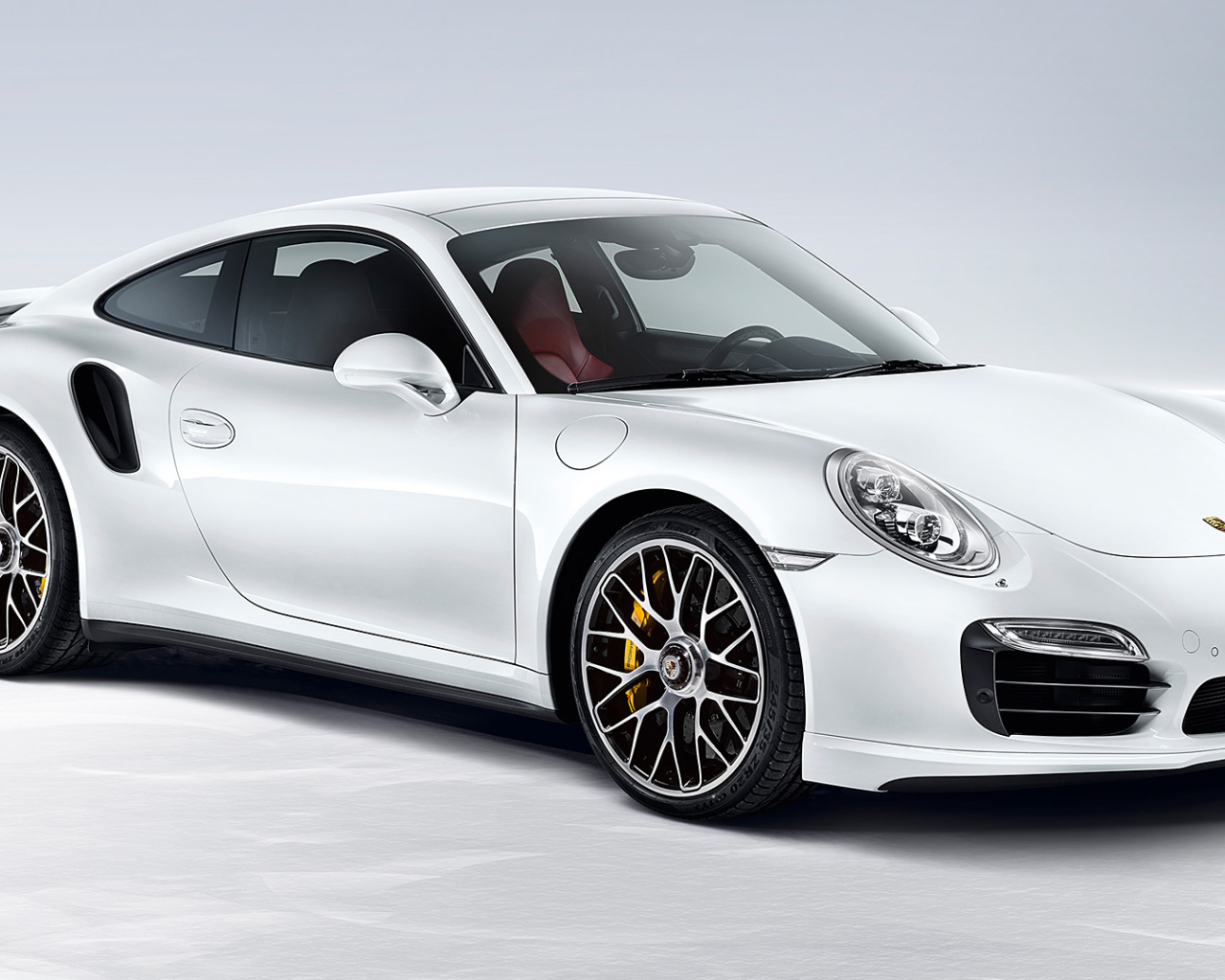 Автомобиль Porsche 911 Turbo 2014 на дороге