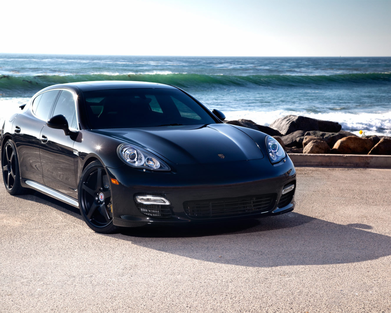 Porsche Panamera на фоне моря