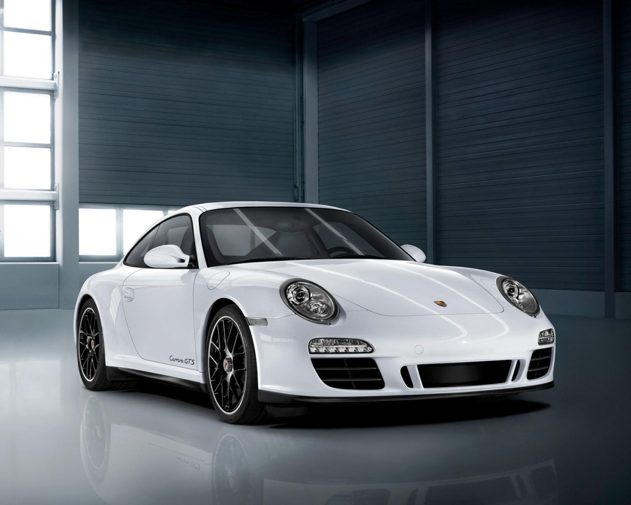 Белый Porsche carrera