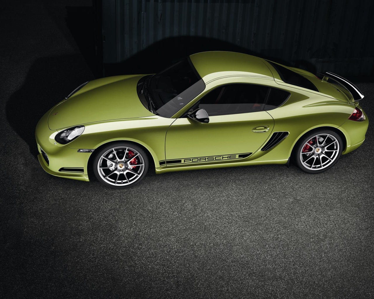 Зеленый Porsche cayman