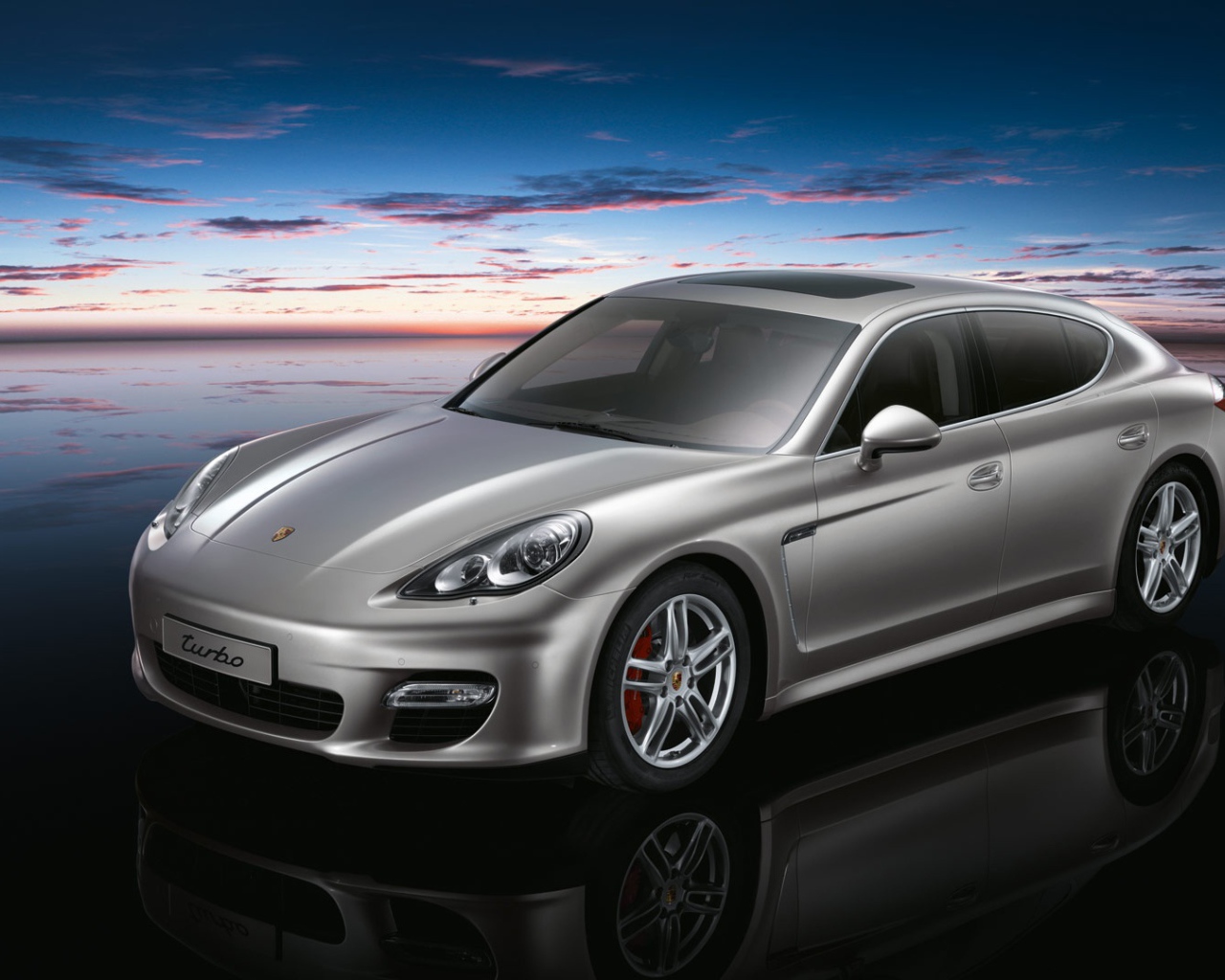 Серебристый Porsche panamera turbo