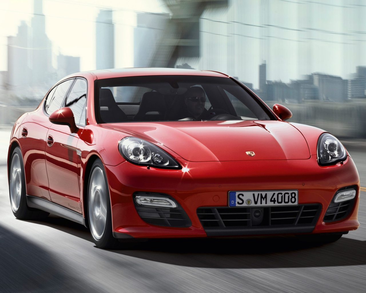 Красный Porsche Panamera