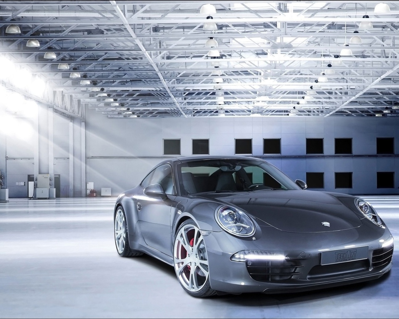 Серебристый автомобиль Порш