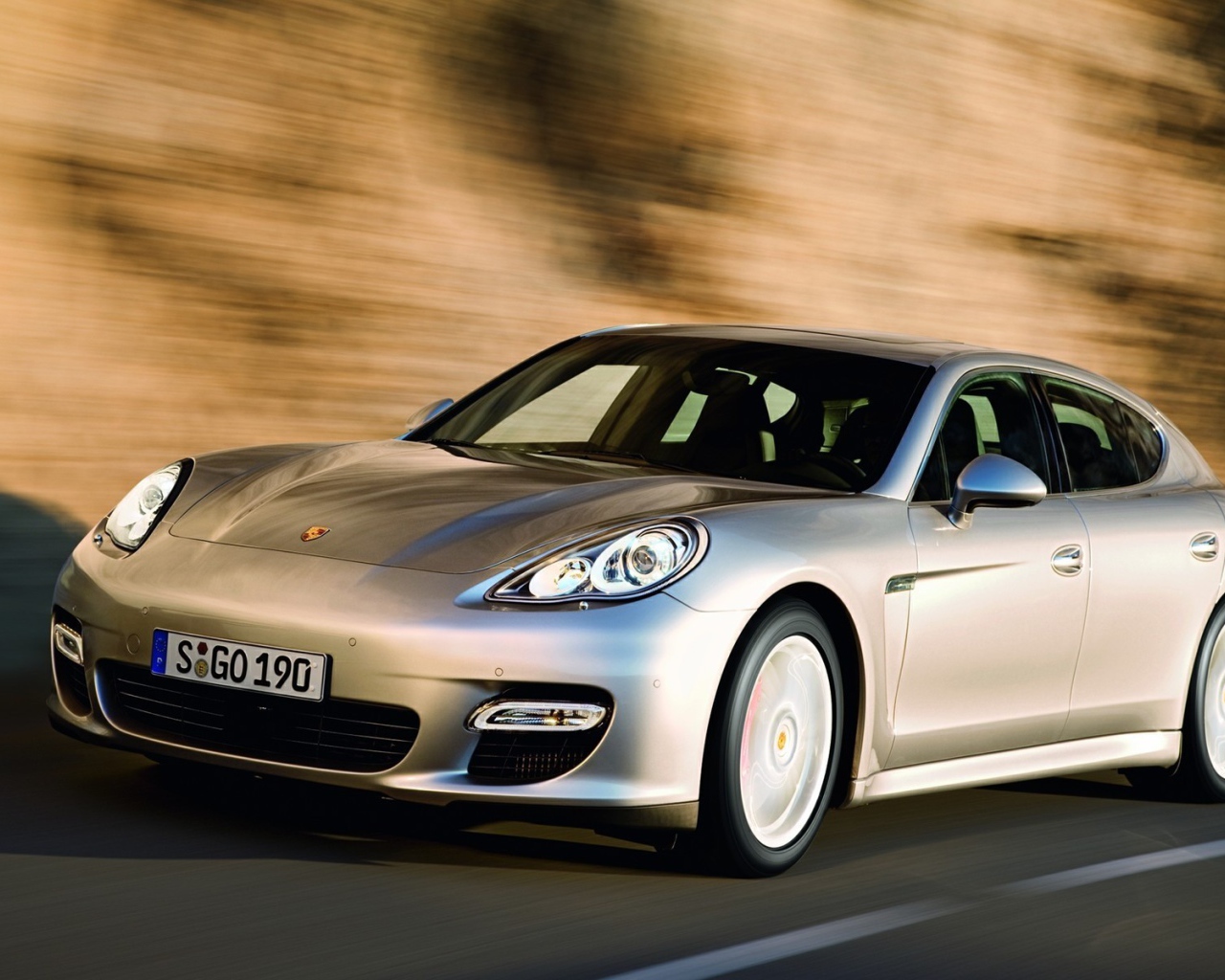 Серебристый Порш на дороге