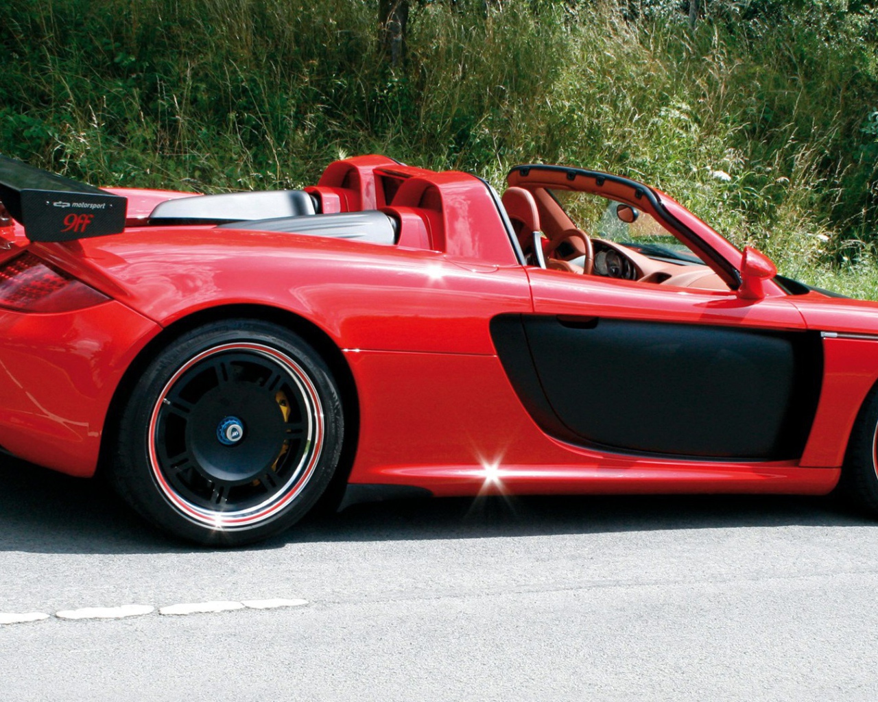 Красный спортивный Порш