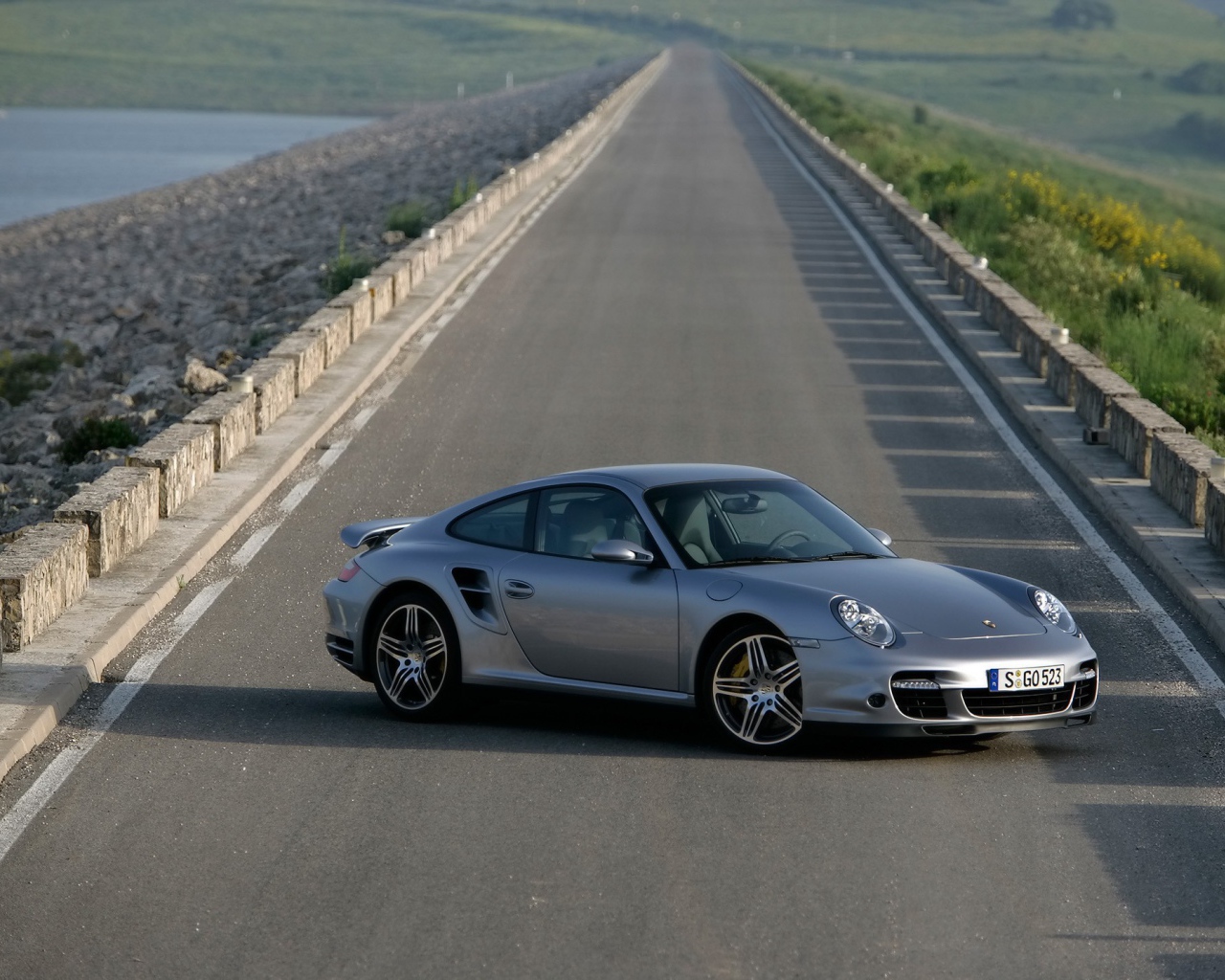 Серебристый Порш 911