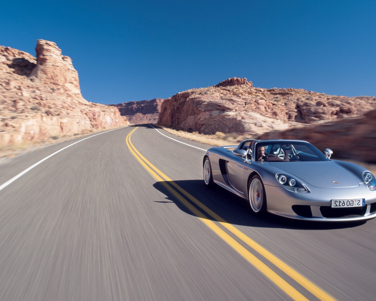 Серебристый Порш в действии