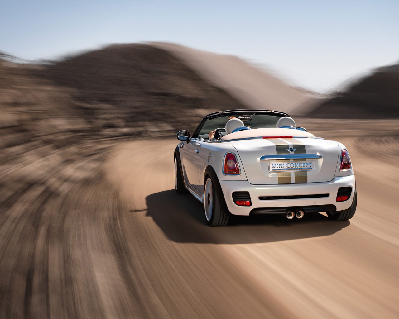 Кабриолет на дороге