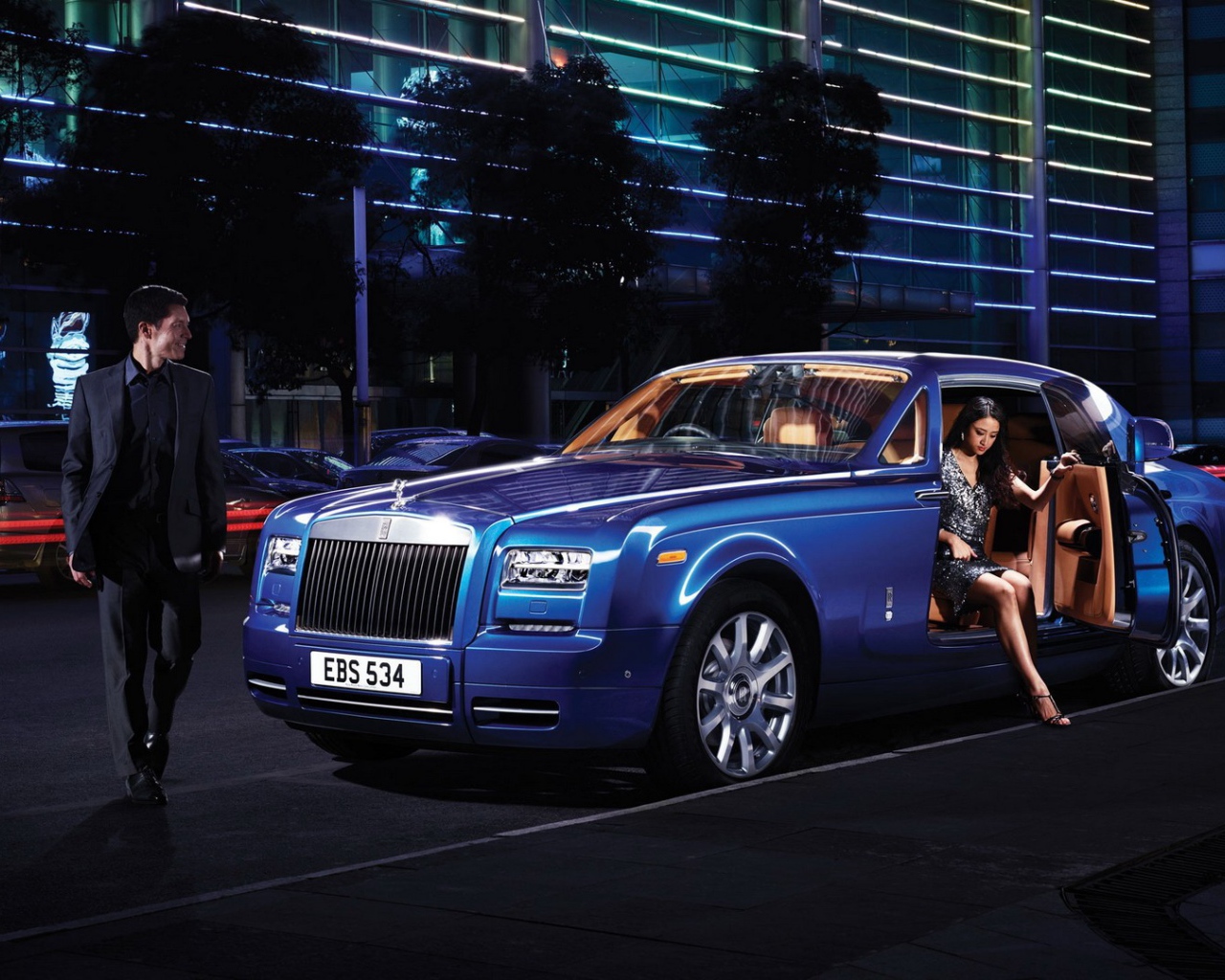 Девушка выходит из автомобиля