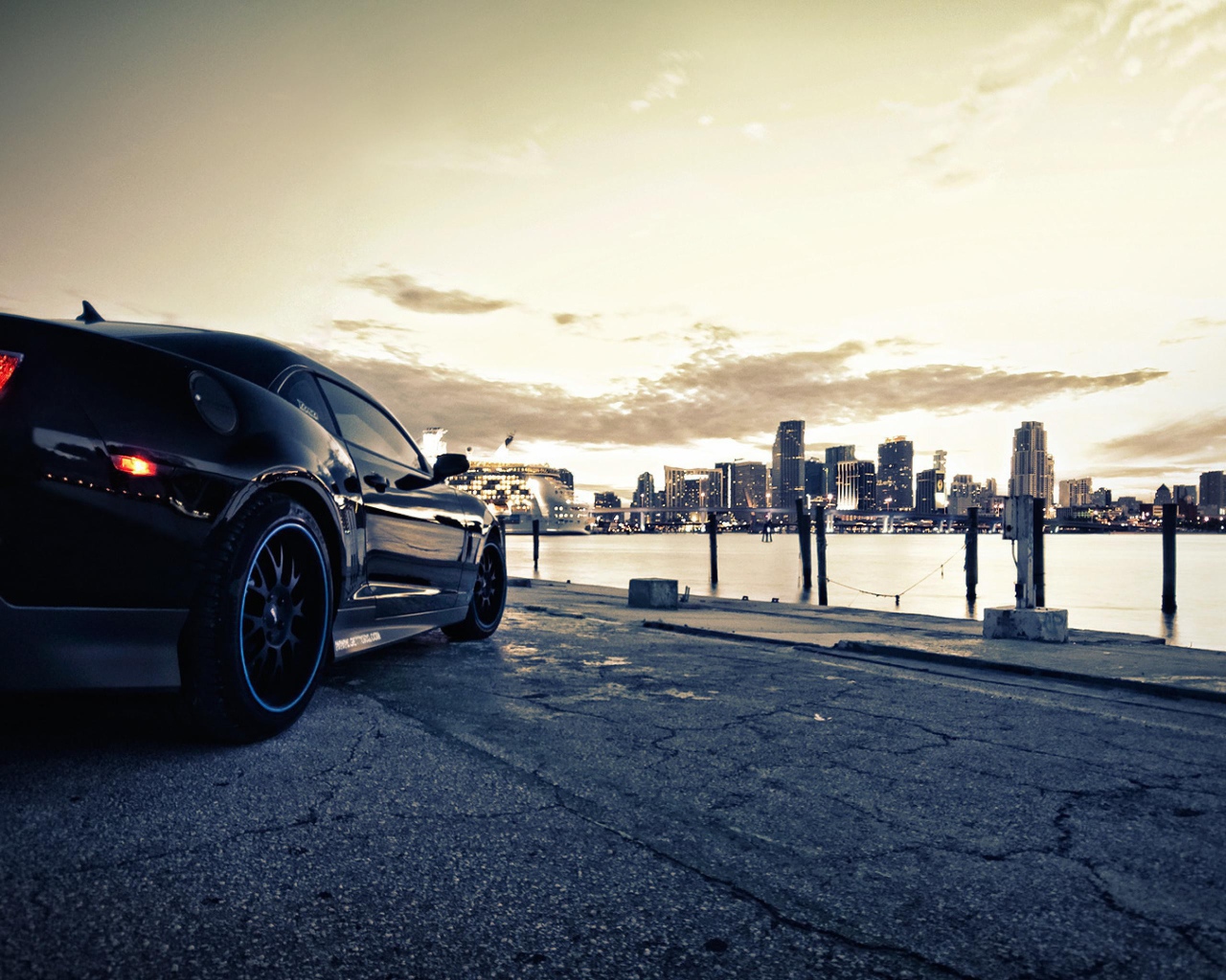 Спортивный автомобиль на фоне города