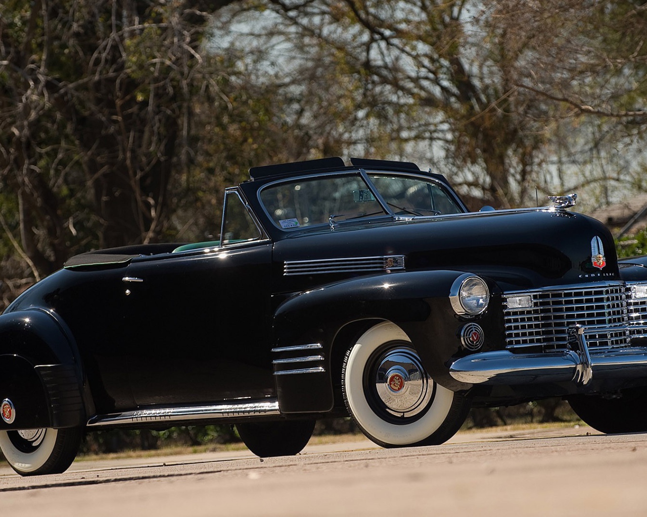 Старинный черный кабриолет