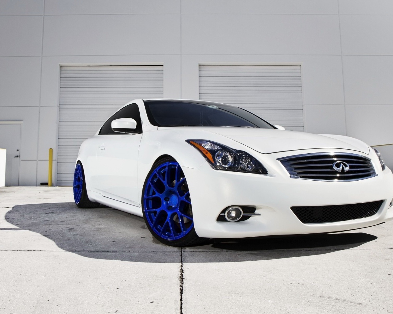 Белый автомобиль с синими колесами