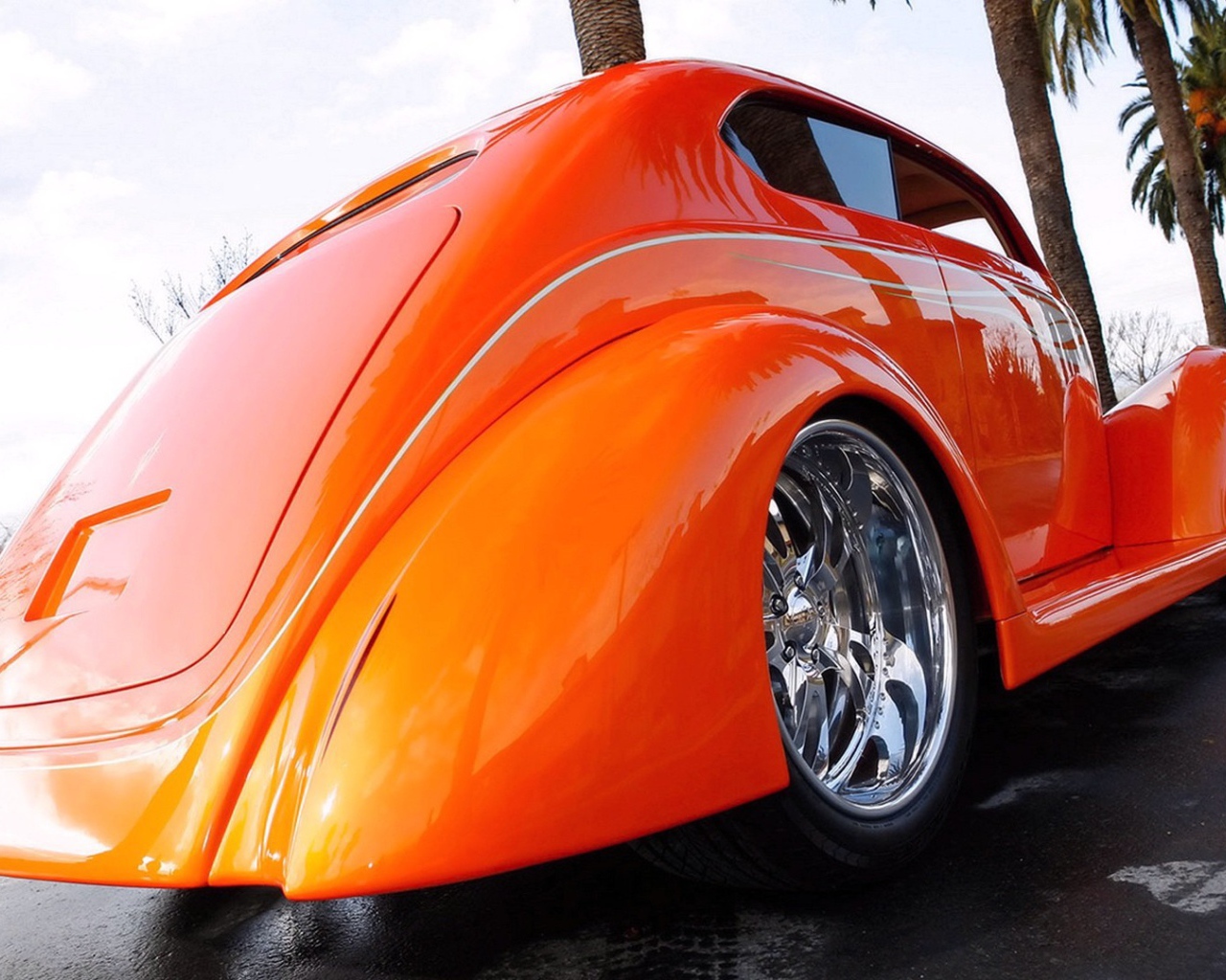 Старинный оранжевый автомобиль