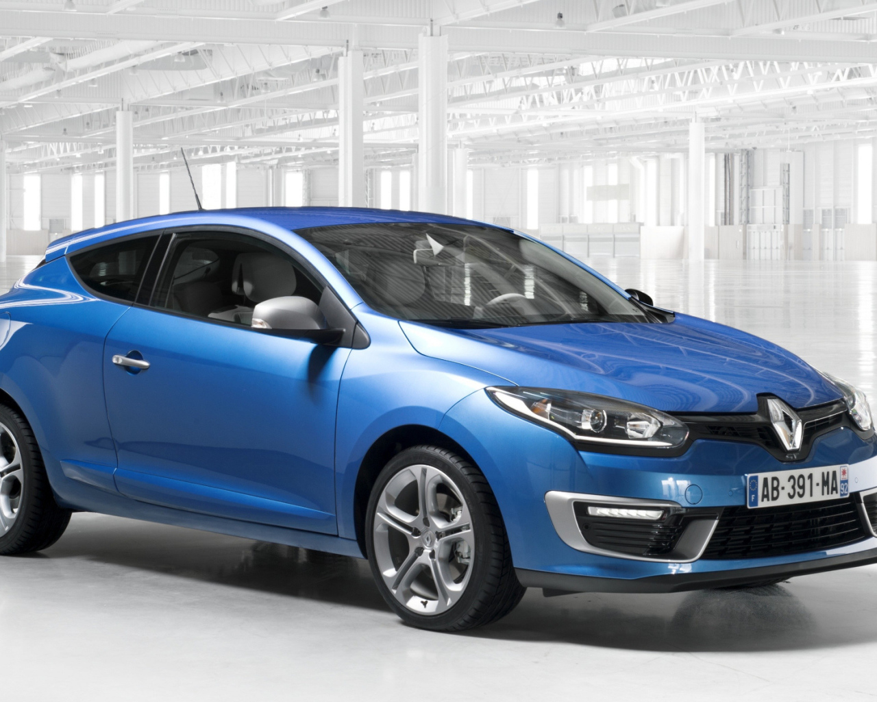 Автомобиль Renault Megane 2014 на дороге