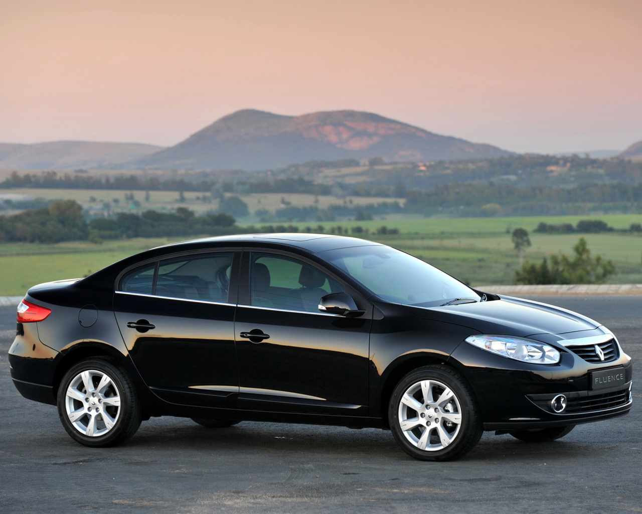 Красивый автомобиль Renault Fluence