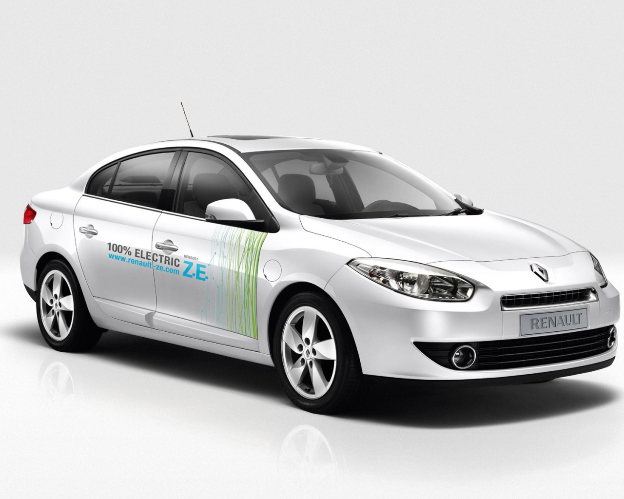 Красивый автомобиль Renault Fluence в Москве