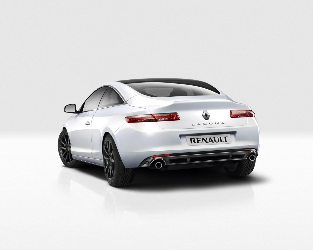 Красивый автомобиль Renault Laguna