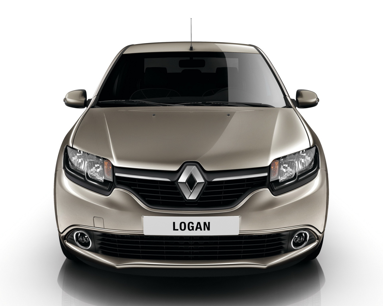 Красивый автомобиль Renault Logan в Москве