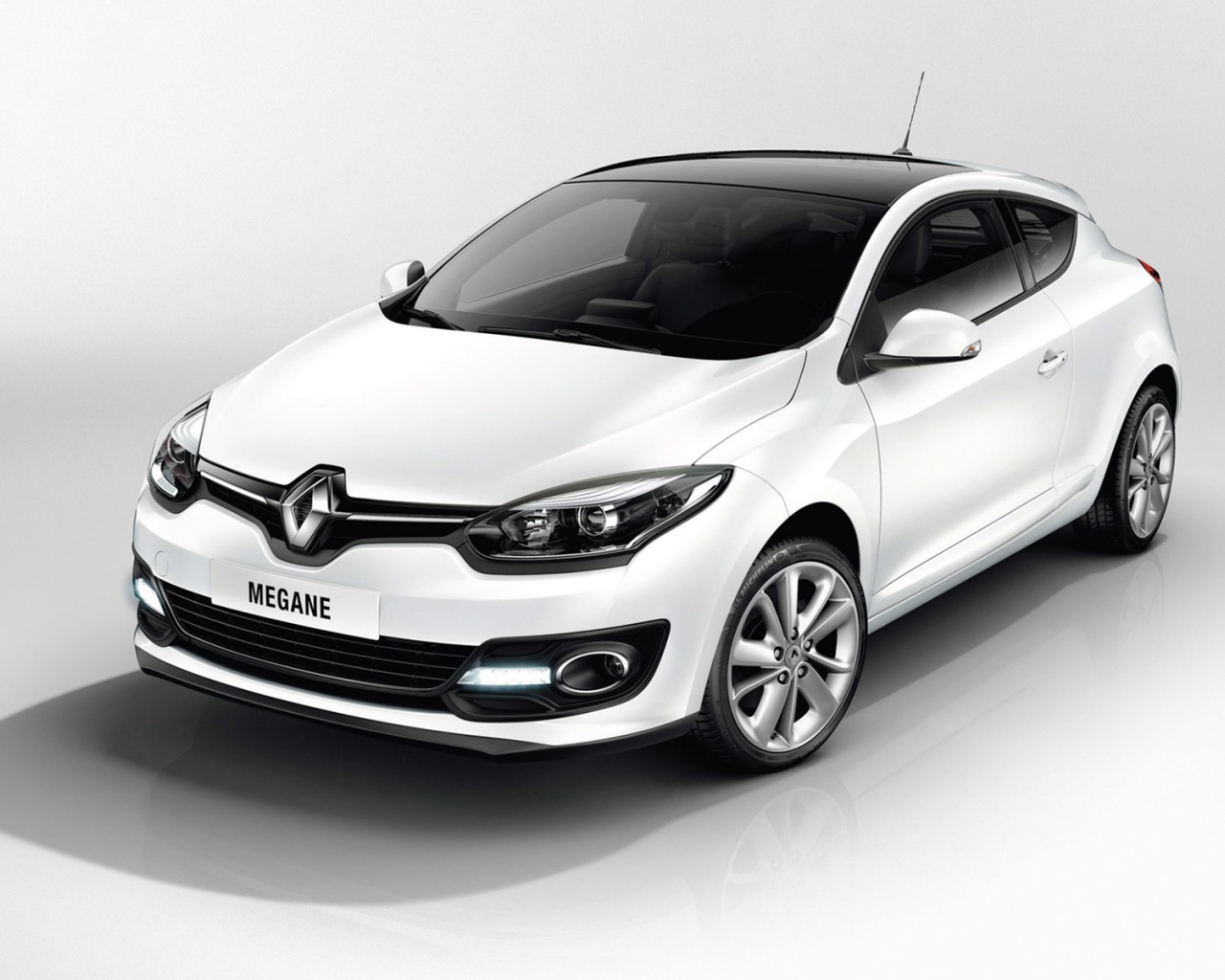 Красивый автомобиль Renault Megane 2014