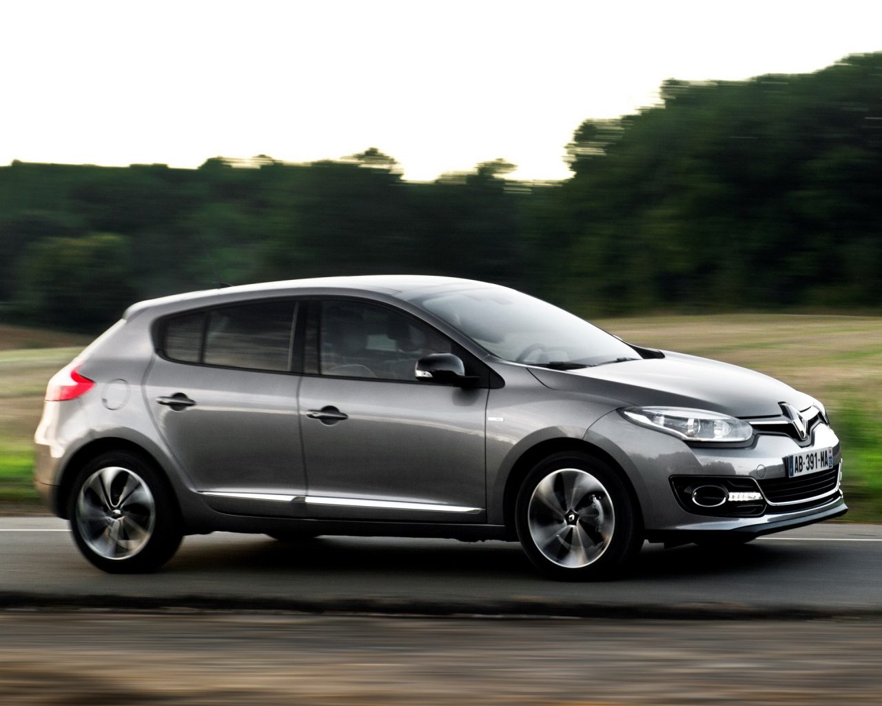 Красивый автомобиль Renault Megane 2014  в Москве
