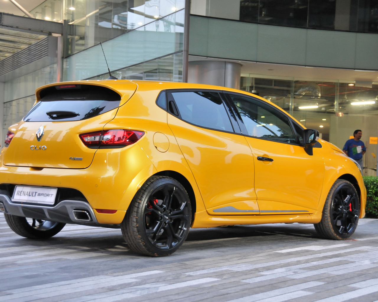 Красивый автомобиль Renault Next Two 2014