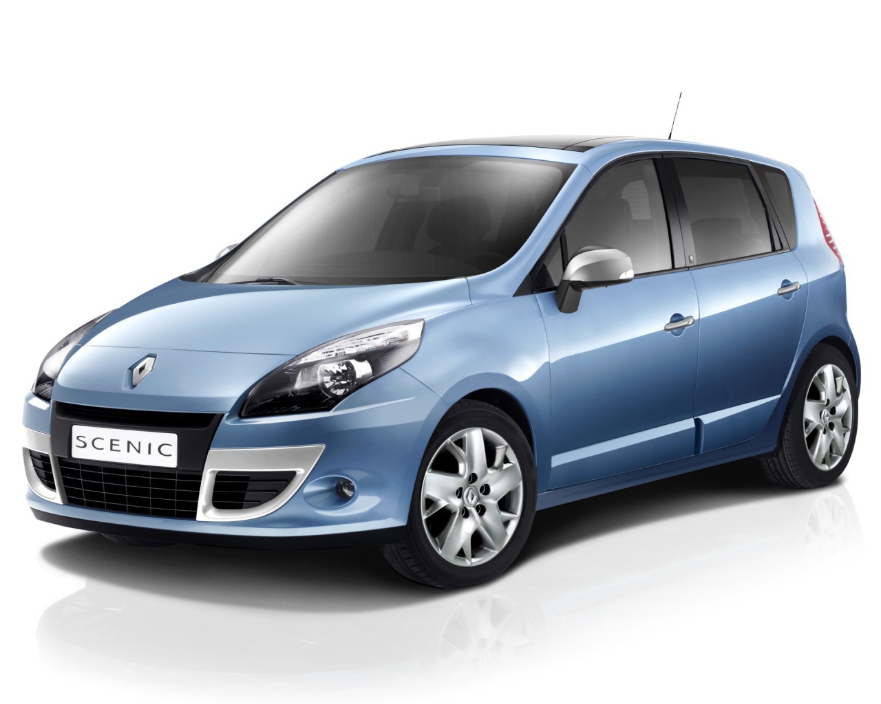 Красивый автомобиль Renault Scenic