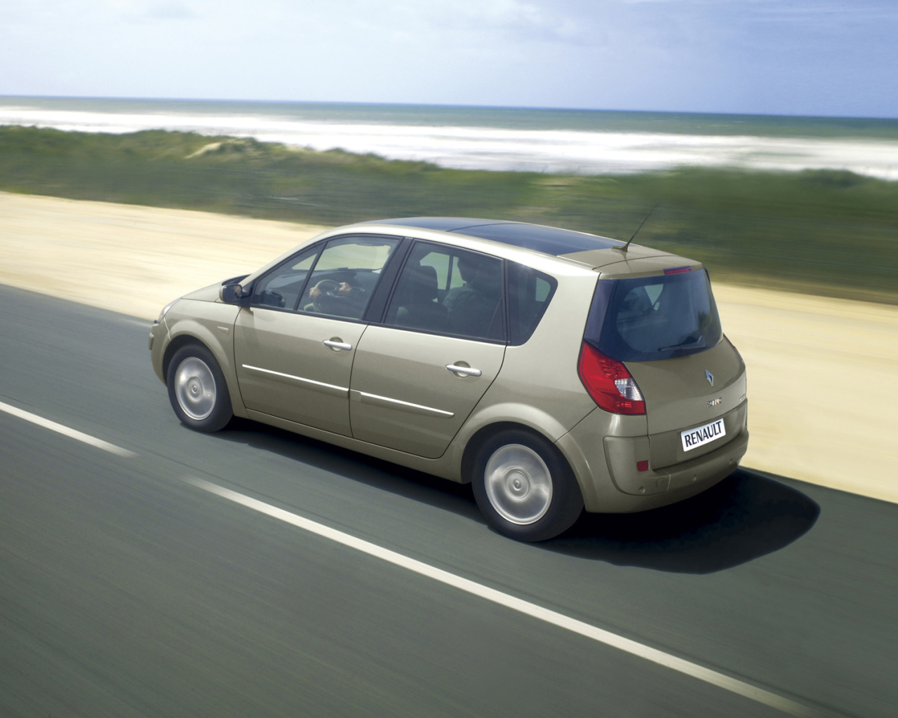 Красивый автомобиль Renault Scenic в Москве