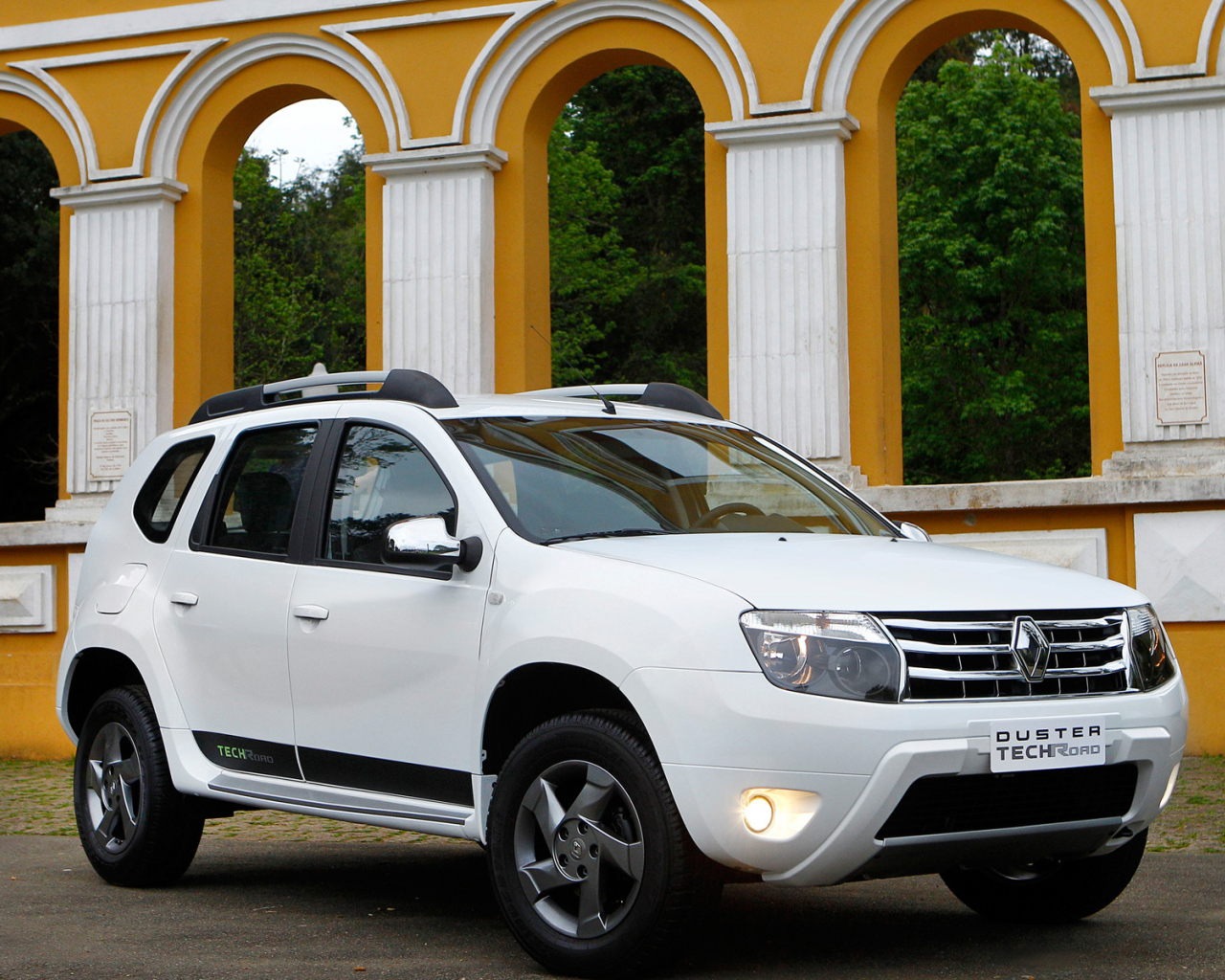 Автомобиль марки Renault модели Duster
