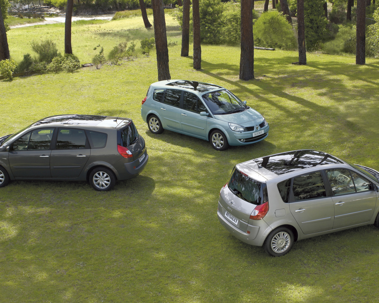 Автомобиль марки Renault модели Scenic