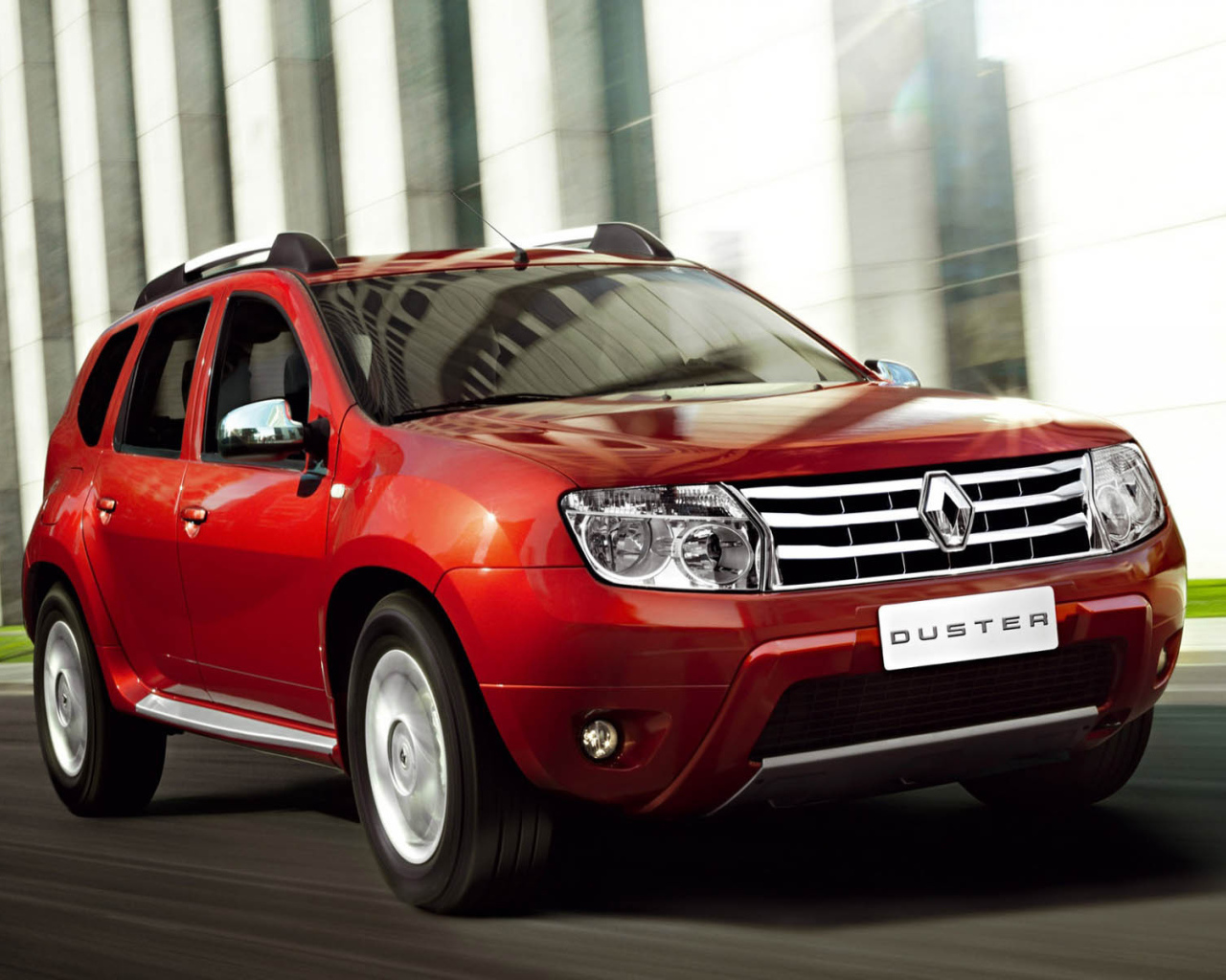 Автомобиль Renault Duster на дороге