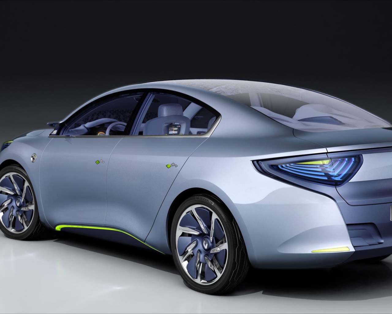 Автомобиль Ренаульт Fluence на дороге