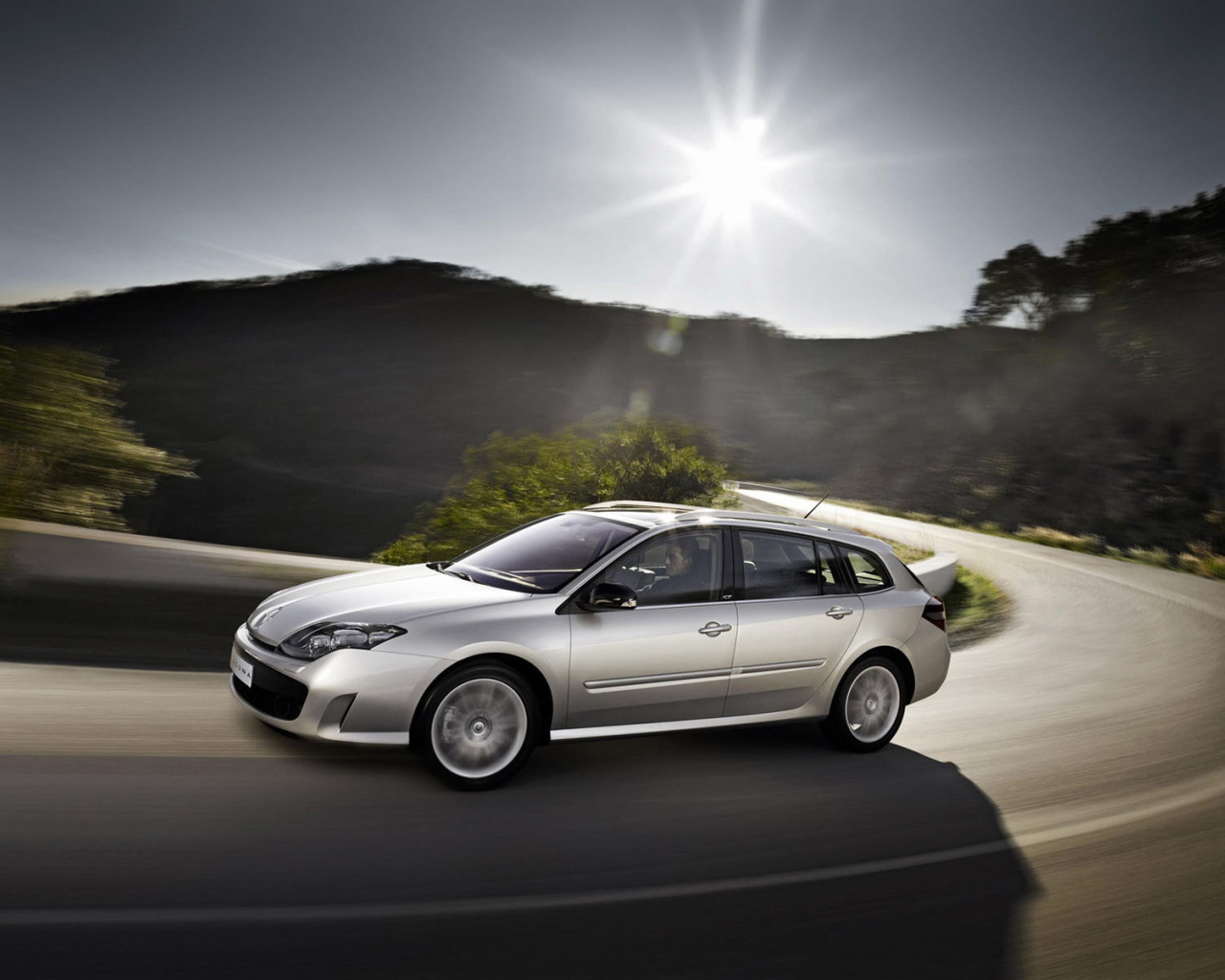 Автомобиль Ренаульт Laguna на дороге