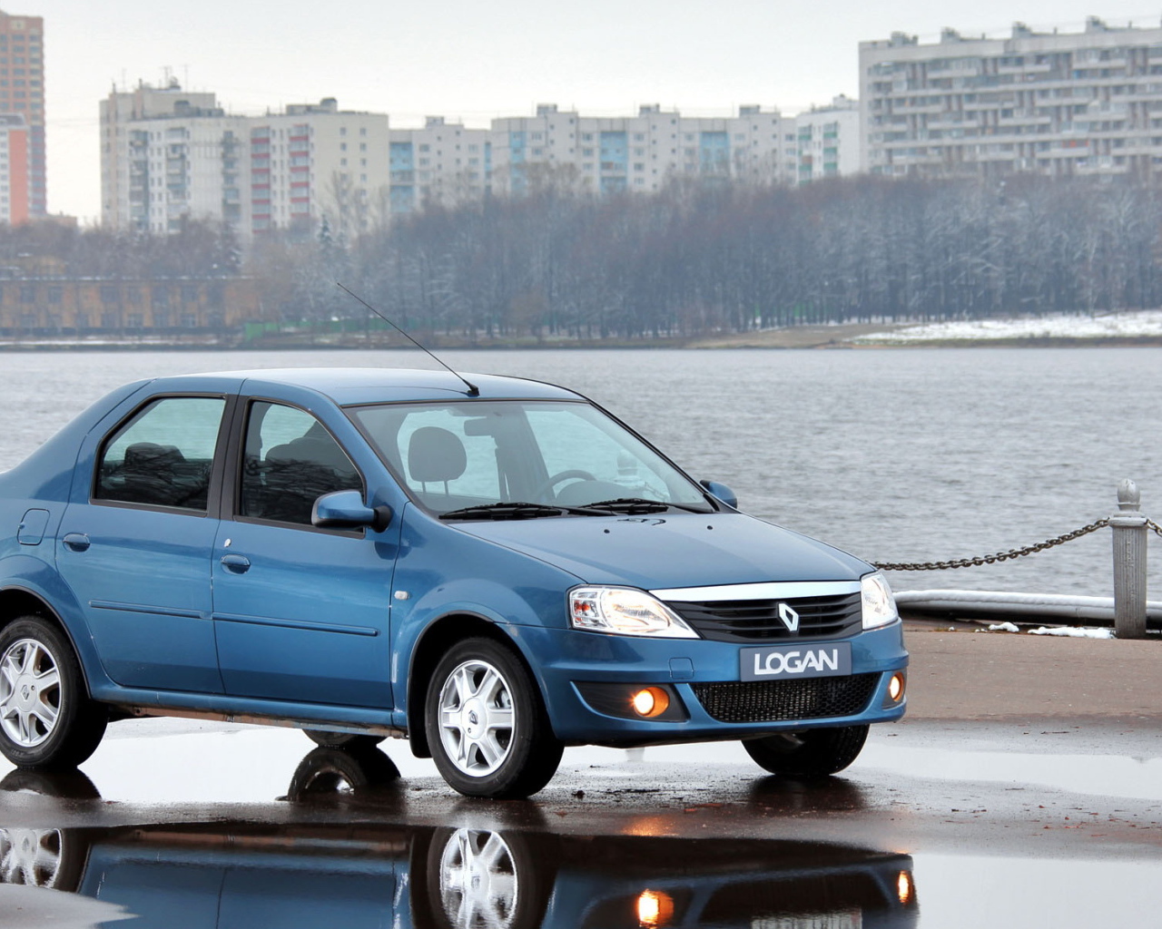 Автомобиль Ренаульт Logan на дороге