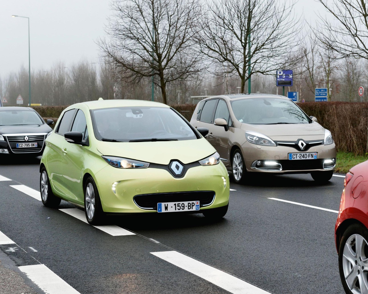 Автомобиль Renault Next Two 2014 на дороге