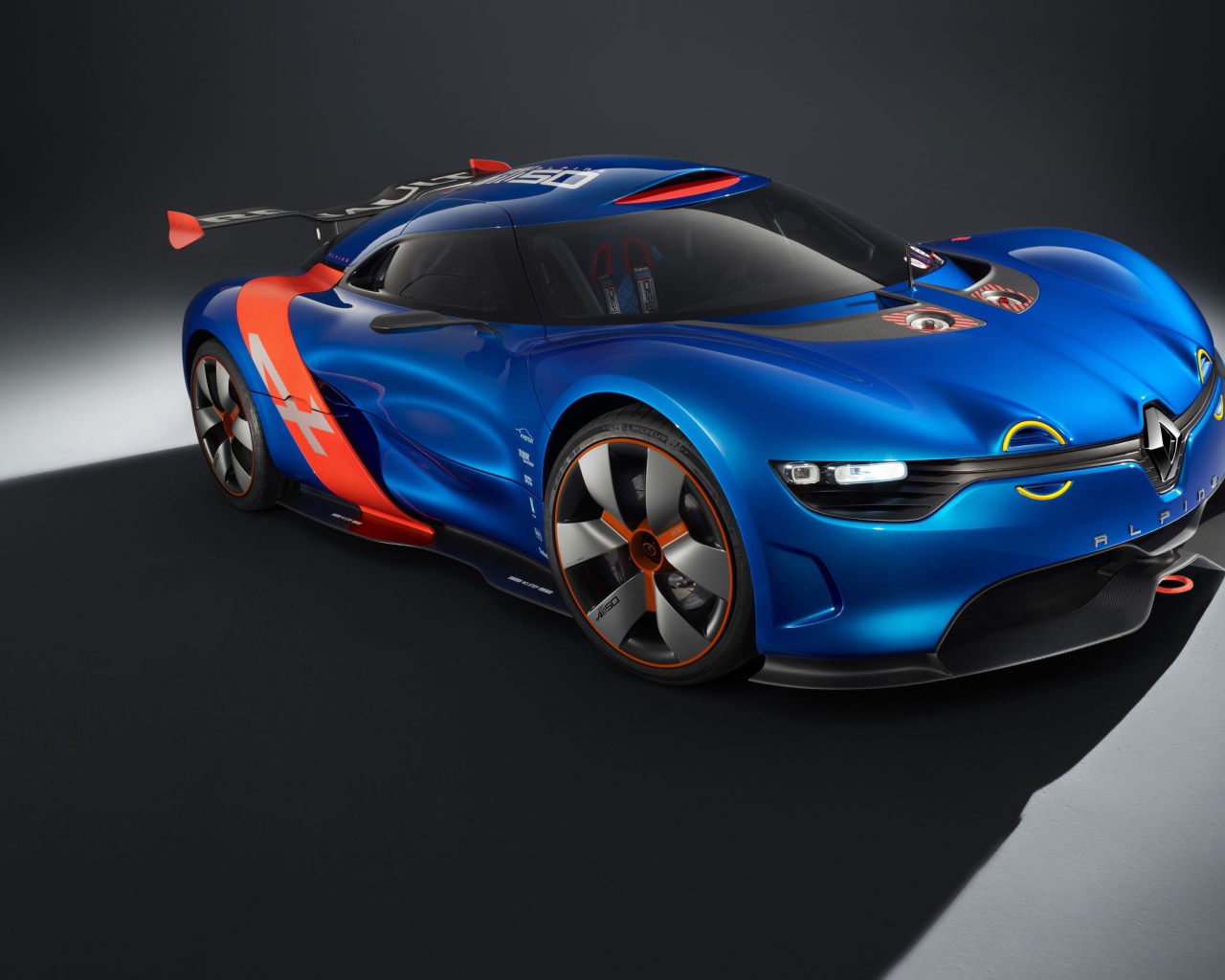Красивый автомобиль Renault alpine