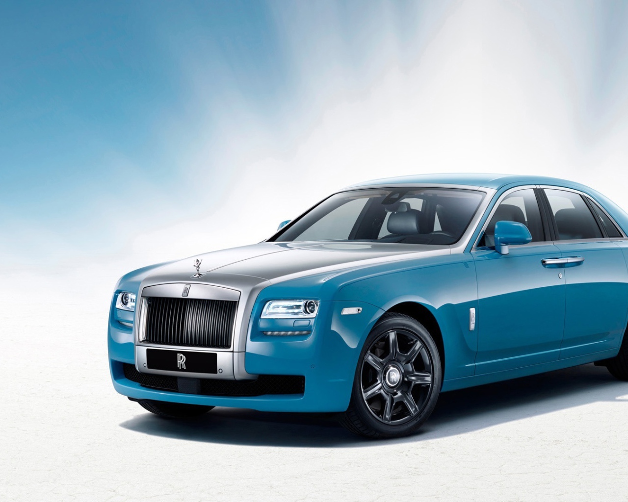 Голубой Rolls Royce