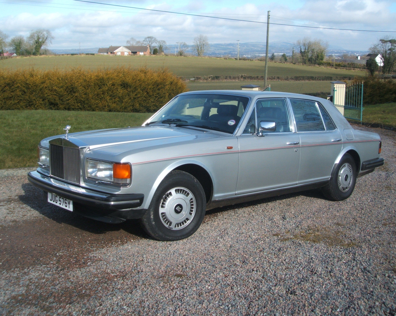 Красивый автомобиль Rolls Royce Silver Spirit