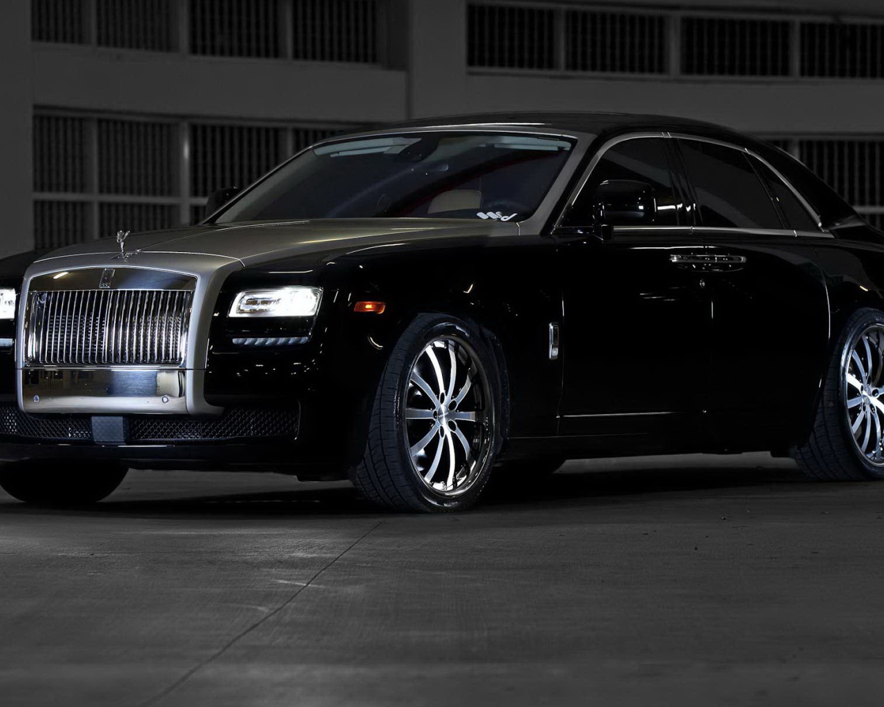 Автомобиль Rolls Royce Ghost на дороге