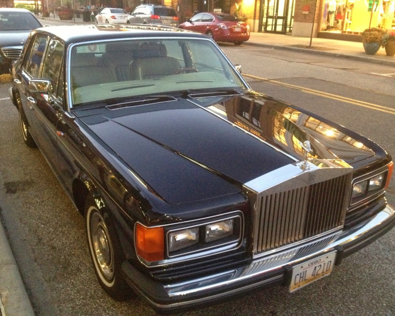 Автомобиль Rolls Royce Silver Spirit на дороге