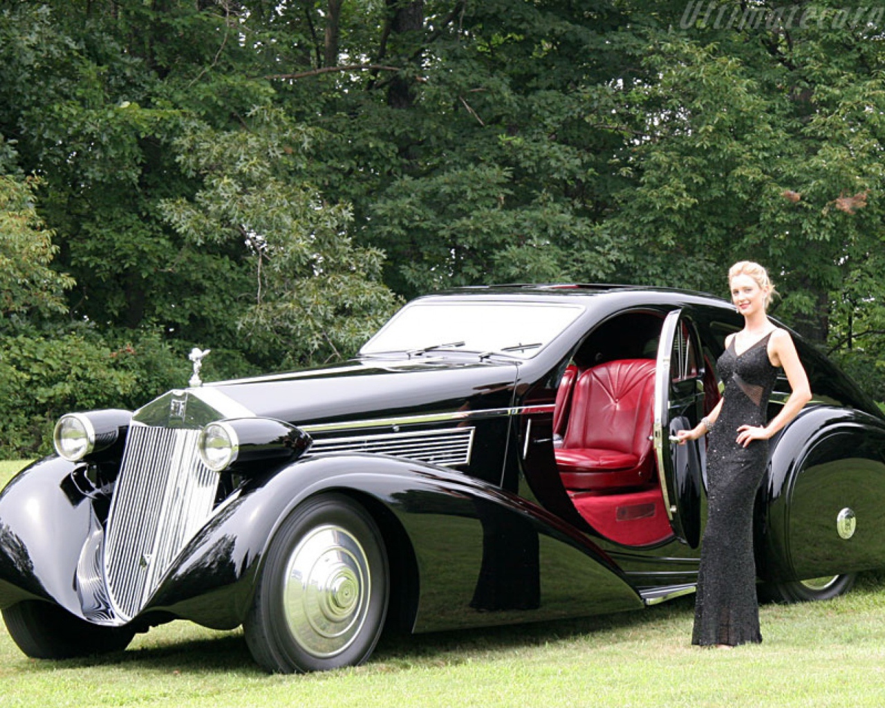 Девушка у Роллс Ройса